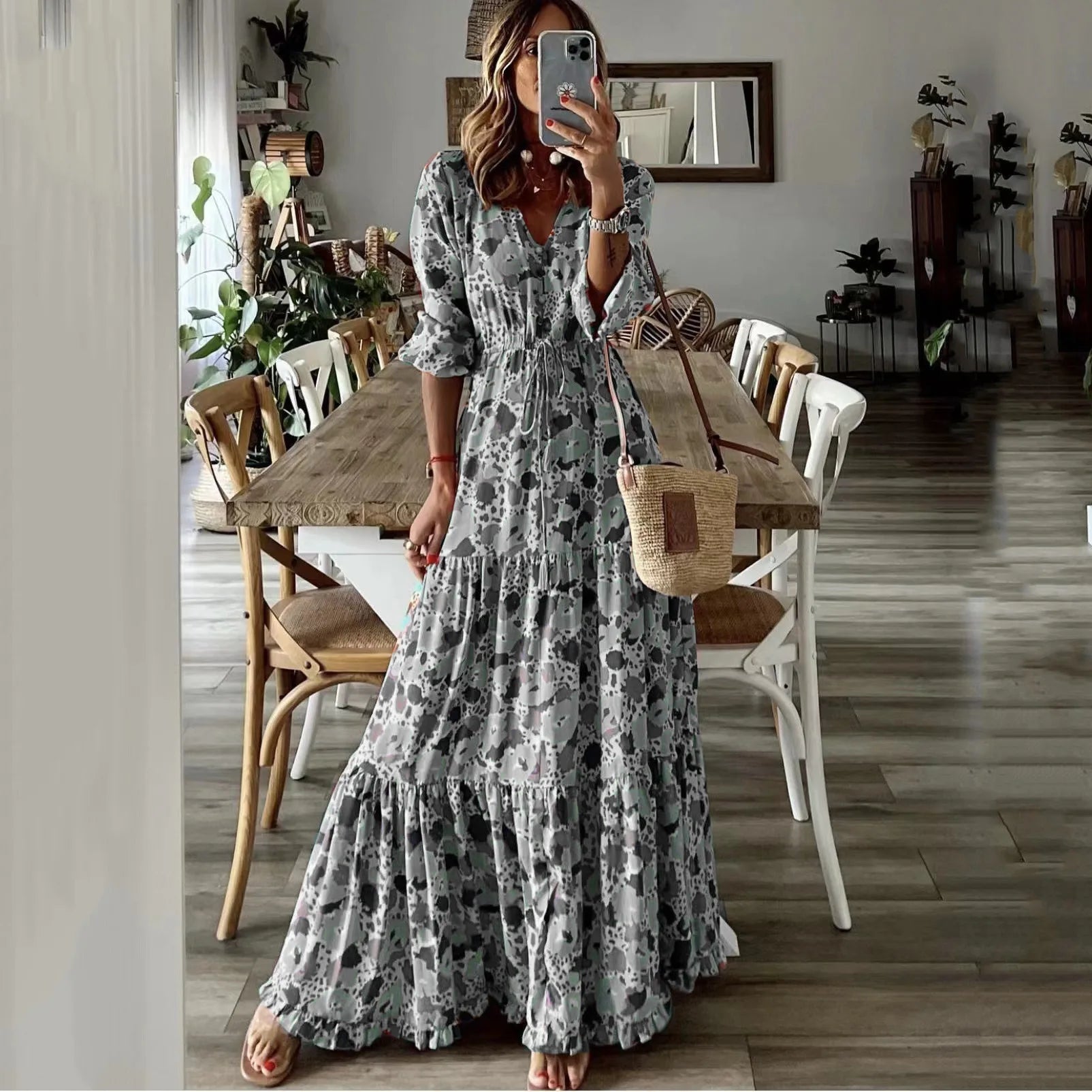 Liora | Sukienka Maxi w Kształcie Swing z Dekoltem w Serek