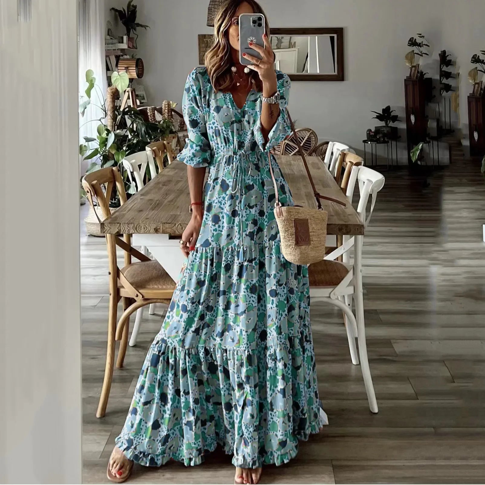 Liora | Sukienka Maxi w Kształcie Swing z Dekoltem w Serek
